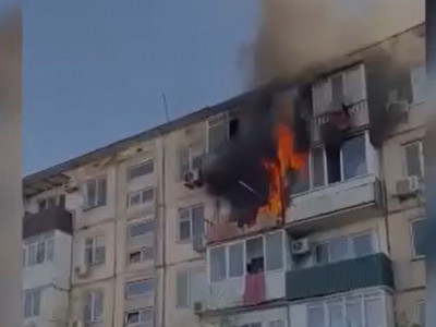 Атырауда полицейлер өртке оранған үйден 60 адамды эвакуациялады