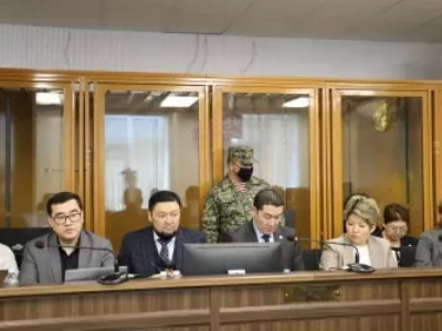 Бишімбаевтың сотында алқабилерді көрсетіп қойған журналистер жазаланды