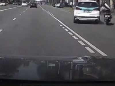 Алматыда полиция көлігі мен мопед соқтығысты