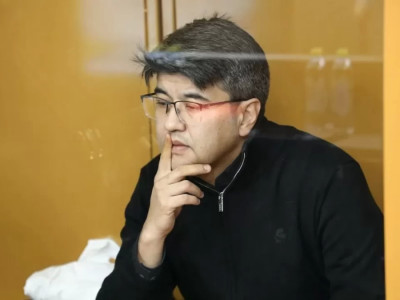 "Дәрігер шақыр деп бірнеше рет айттым": Бишімбаев жүгінген көріпкел сотта жауап берді