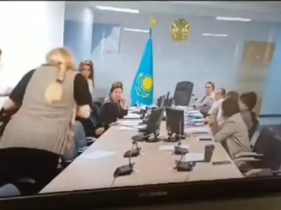 Түркістанда әкімдік қызметкері балабақша иесін ұрып жіберген (ВИДЕО)