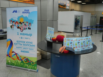 Алматы халықаралық әуежайында туристерге естелік сыйлықтар табыс етілді