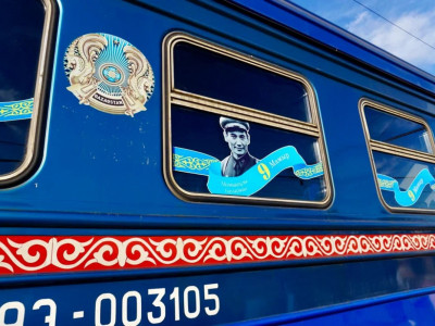 Жеңіс күніне орай безендірілген пойыз жолға шықты