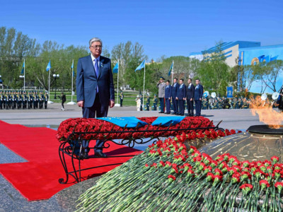 Мемлекет басшысы «Отан Ана» монументіне гүл шоғын қойды