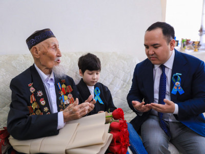 Аманаттықтар ҰОС ардагерін Жеңіс күнімен құттықтады