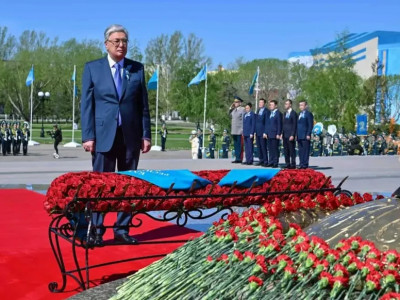 Мемлекет басшысы қазақстандықтарды Жеңіс күнімен құттықтады