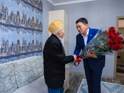 Аманаттықтар соғыс ардагерін Жеңіс күнімен құттықтады