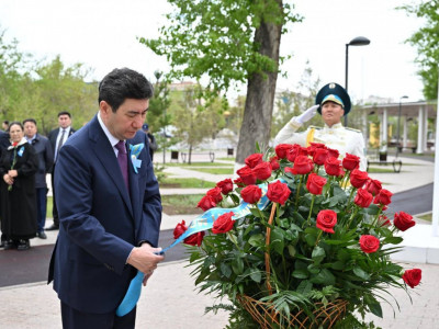 Мәжіліс төрағасы Мәншүк Мәметованың ескерткішіне гүл шоқтарын қойды