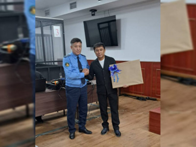 Саят Медеуов сотталғандардың алдында өнер көрсетті