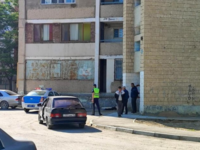 Ақтау қаласында көпқабатты үйдің жанынан әйел адамның мәйіті табылды