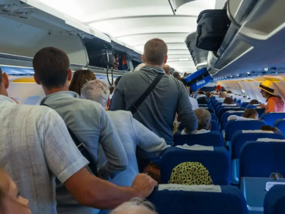 Полиция қоғамдық тәртіпті бұзған екі ресейлікті ұшақтан түсіріп алды