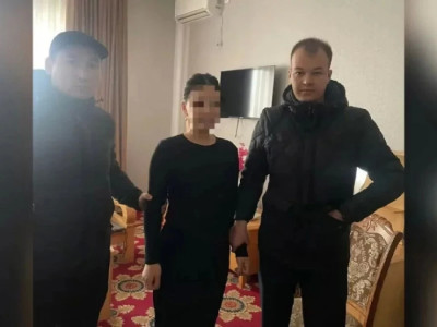 "Күйеуі көңіл бөлмегеннен барған": Екі баласын тұншықтырып өлтірді деген күдікке ілінген әйелдің соты басталды