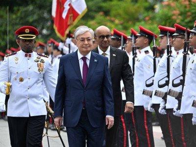 Мемлекет басшысы Сингапур Президентінің Istana сарайына барды