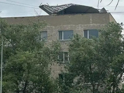 Семейде 5 қабатты үйдің шатыры опырылып түсті