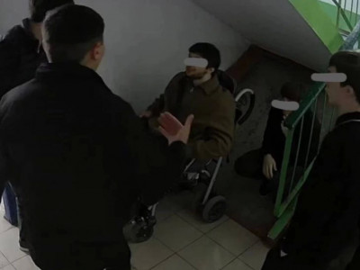 Бір топ ер адам Қарағандыда мүмкіндігі шектеулі баланың арбасын сындырып тастаған