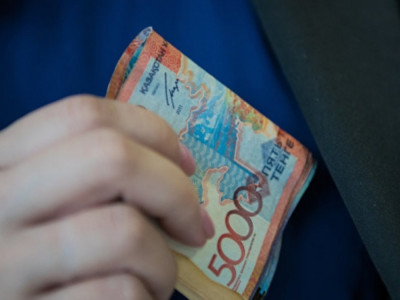 Павлодар тұрғыны полицейге пара бермек болғаны үшін сотталды