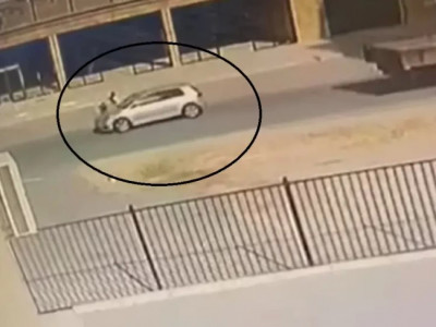 Ақтауда баланы көлік қаққан сәт видеоға түсіп қалды