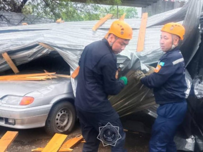 Ақтөбеде шатыр басып қалған көліктің ішінен 2 адам шыға алмай қалған