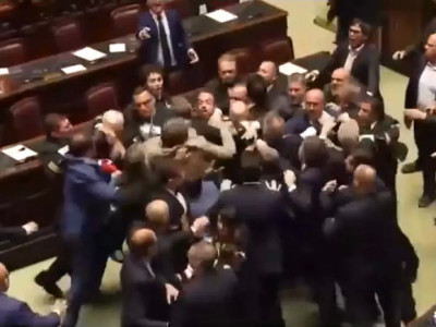 Арбаға салып алып кетті: Италияның депутаттар палатасында төбелес болды