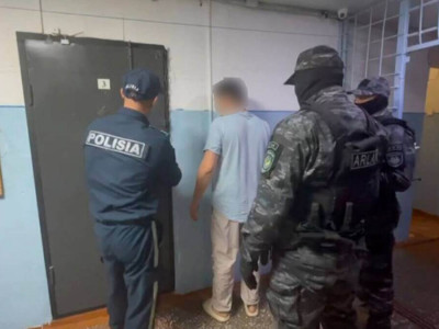 Алауыздық тудырды деген күдікпен ұсталған ер адам полиция қызметкеріне шабуыл жасады (ВИДЕО)