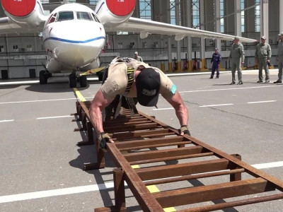 Астаналық подполковник 32 тоннадан асатын ұшақты орнынан жылжытып, рекорд орнатты