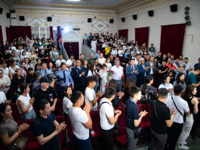 Қарағандыда үш автобусқа мінген 130 баланы апаттан құтқарып, ерлікпен қазақ тапқан полицейдің есімі ұлықталды