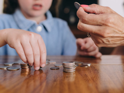 Балаға ақша берген дұрыс па? – қаржы сарапшысы пікірін айтты