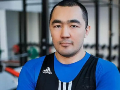 Қолында баласы бар ер адамды ұрған Бейбіт Шүменов сотталмайтын болды