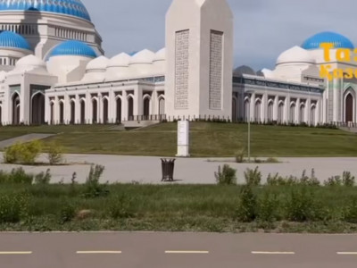 «Таза дүйсенбі»: «Жасыл ел» жастары Астанадағы бас мешіт аумағын тазалады