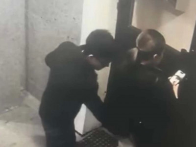 Елордада ер адамның қызға тиіскен сәті видеоға түсіп қалды