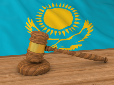 Күйеуін бөлімшеге әкетпек болған полицейлерді ұрған әйел сотталды
