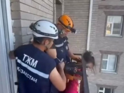 Қызылордада 3 жасар бала басы балконның теміріне қысылып қалған
