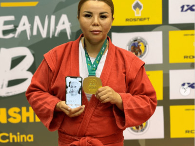 Самбошы қыз Азия чемпионатындағы алтынын марқұм әкесіне арнады
