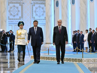 Тоқаев Си Цзиньпинді Ақордада қарсы алды