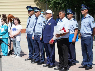 Жүрегіне пышақ қадаған: Отбасылық жанжалға ара түсемін деп мерт болған полицейдің атындағы сынып ашылды (ВИДЕО)