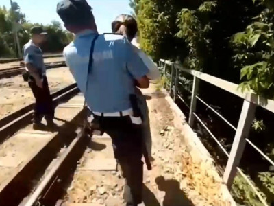 Шымкентте бойжеткен көпірден секірмек болды