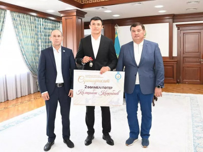 Қамшыбек Қоңқабаевқа екі бөлмелі пәтердің кілті берілді