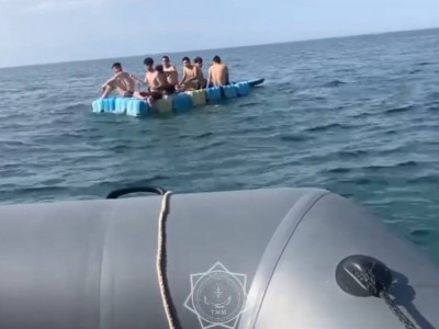6 жасөспірім қолдан жасалған қайықпен ашық теңізге шығып кеткен (ВИДЕО)