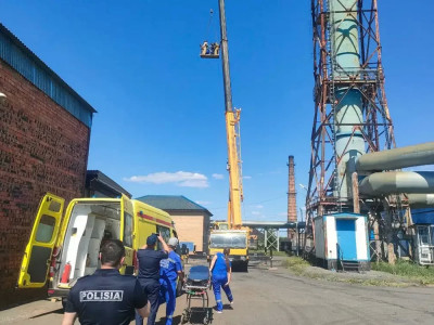 Ақмола облысында байланыс компаниясы қызметкері 30 метр биіктіктен құлаған