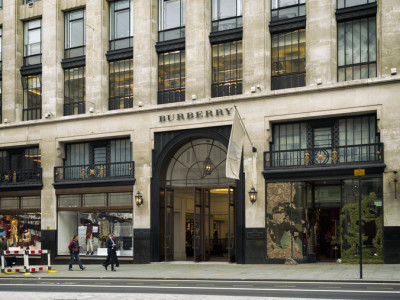 Burberry сән үйінің басшысы жұмыстан қуылды