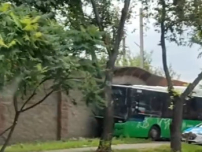 9 адам зардап шеккен: Алматыда тағы да автобусы апаты болды (ВИДЕО)
