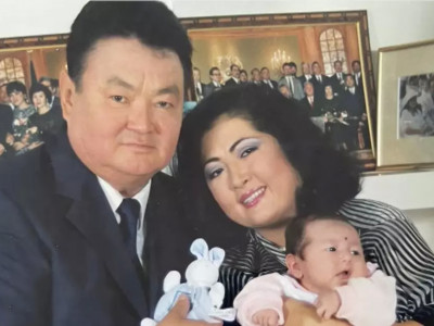 «Құны 33 мың доллар»: Мақпал Жүнісова марқұм күйеуінің қымбат сыйлығын көрсетті (ВИДЕО)