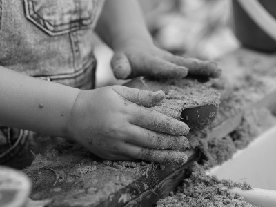 Семейде күтушінің күйеуі баланы өлтіріп, денесін әжетханаға тастаған