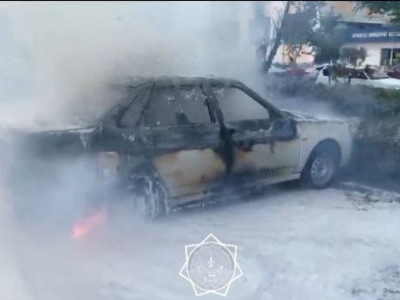 Астанада автотұрақта тұрған көлік өртеніп кетті