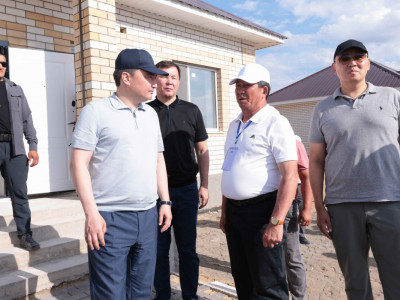 Олжас Бектенов су тасқынынан зардап шеккен ақтөбеліктерге салынып жатқан үй құрылысы жұмыстарымен танысты