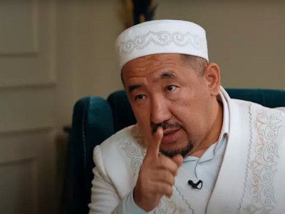 «Бетті жабу шариғаттың бұйрығы емес»: Нұрлан имам қара жамылатындар жайлы айтты