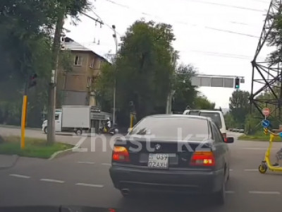 Алматыда самокат мінген баланы жүк көлігі қағып кетті (ВИДЕО)
