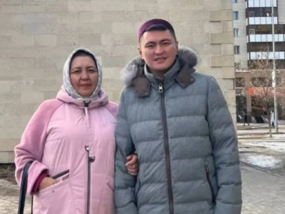 «Қабырғам қайысып тұр»: Дәулет Мұқаев өмірден өткен анасына әсерлі жазба арнады