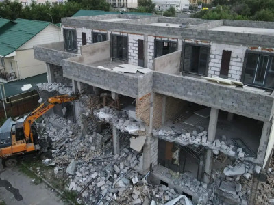 Алматыда заңсыз салынған таунхаус бұзылды