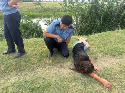 Полицей суға батып бара жатқан әйелді құтқарып қалды